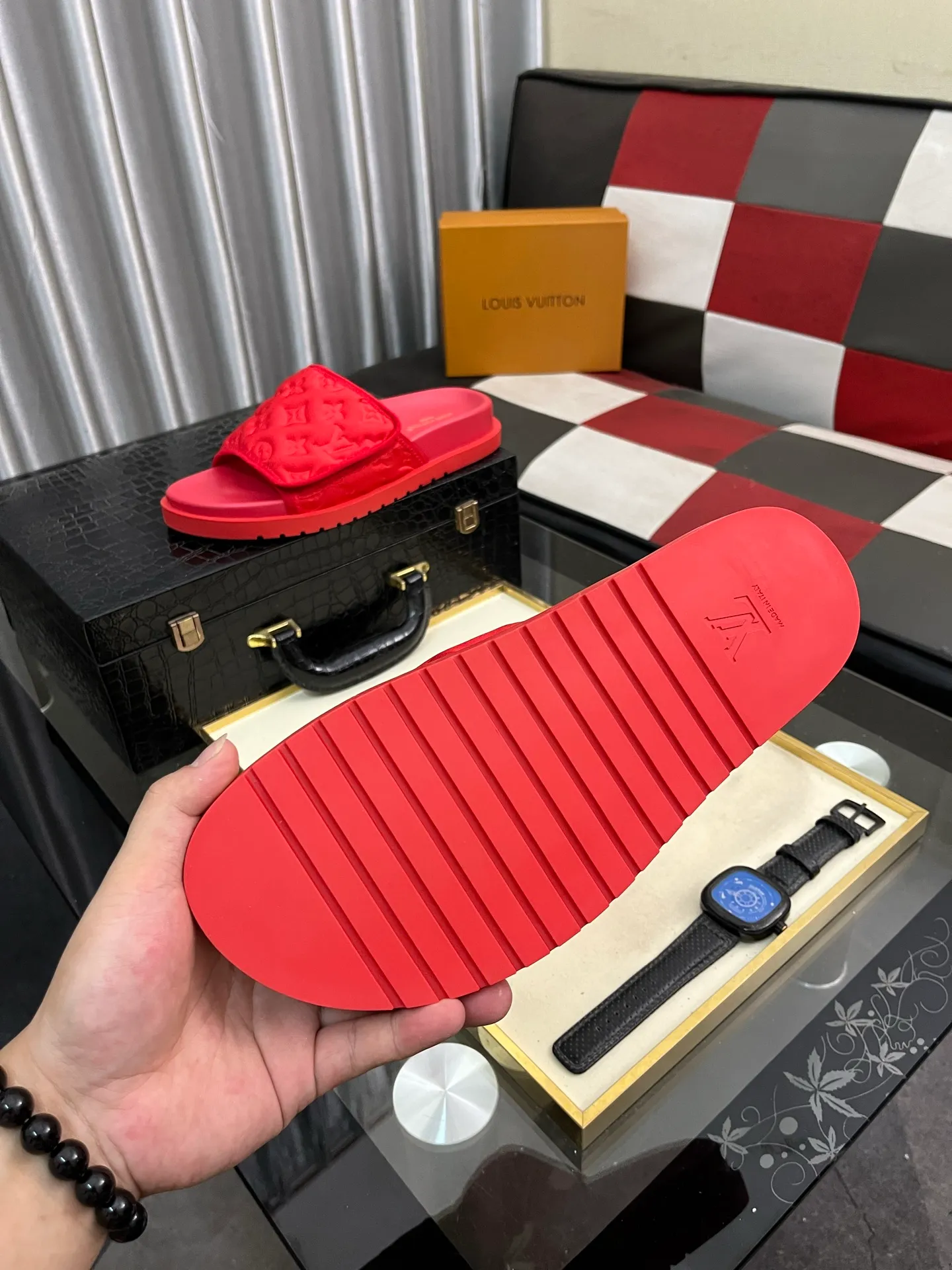 Men's men's shoes💰320⌚️⌚️[Louis Vuitton LV slippers] (high-end cowhide) counter 1:1 fashion style summer must-have! The designer used LV’s iconic outsole. The original simple slippers instantly become fashionable! The upper is made of flexible special cowhide leather straps alternately, and the workmanship is exquisite! A must-have for stylish men in summer, size 38-44